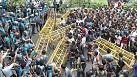 মার্চ টু যমুনা: জবি শিক্ষার্থীদের ওপর পুলিশের টিয়ারশেল-সাউন্ড গ্রেনেড