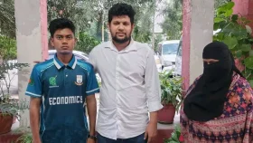 বোতল নিক্ষেপকারী শিক্ষার্থীকে বাসায় দাওয়াত দিলেন তথ্য উপদেষ্টা