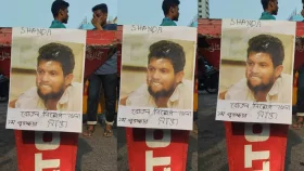 উপদেষ্টা মাহফুজের ওপর ‘প্রতীকী বোতল’ নিক্ষেপ
