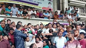 নগর ভবনে সমর্থকদের আন্দোলনে অংশ নিয়েছেন ইশরাক