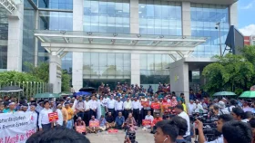 এনবিআরের আন্দোলনকারীদের প্রতি কঠোর হওয়ার হুঁশিয়ারি সরকারের