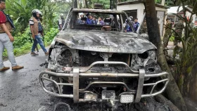 গোপালগঞ্জে পুলিশের গাড়ি ভাঙচুর-অগ্নিসংযোগ