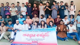 রাকসুর তফসিল ঘোষণার দাবিতে শিক্ষার্থীদের অবস্থান