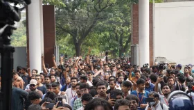 সচিবালয়ে শিক্ষার্থীদের সঙ্গে আইনশৃঙ্খলা বাহিনীর ধাওয়া-পাল্টা ধাওয়া, সাউন্ড গ্রেনেড নিক্ষেপ