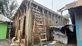 চাঁদাবাজির অভিযোগে আটক &zwnj;&lsquo;সমন্বয়কের&rsquo; বাড়িতে জীর্ণ ঘর ভেঙে উঠছে পাকা ভবন