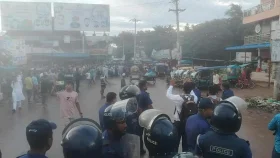 কুমিল্লায় উপদেষ্টা আসিফ সমর্থকদের ওপর হামলা, ধাওয়া-পাল্টা ধাওয়া