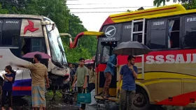 দুই বাসের মুখোমুখি সংঘর্ষে বেসরকারি বিশ্ববিদ্যালয়ের অন্তত ২৮ শিক্ষার্থী আহত
