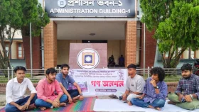 রাকসু নির্বাচন নিয়ে ৩ দাবিতে ৪ ছাত্রসংগঠনের গণ-অনশন
