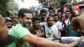 ধানমন্ডি বত্রিশে দাঁড়িয়ে ওসি: প্রেস সচিবের নির্দেশনা অনুসরণ করছি