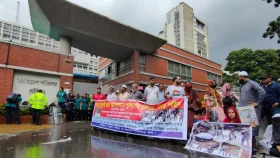সচিবালয়ের সামনে জুলাই শহিদ পরিবার ও আহতদের বিক্ষোভ, আইন উপদেষ্টার পদত্যাগ দাবি