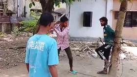 রাজশাহীতে গাছের সঙ্গে বেঁধে যুবককে লাঠিপেটা