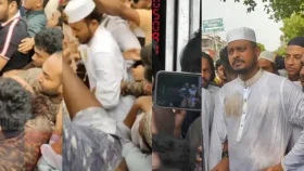 নাসীরুদ্দীন পাটওয়ারীর ওপর ডিম নিক্ষেপ