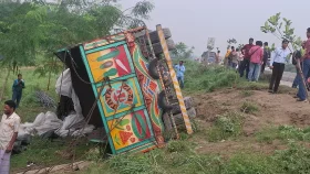 টাকা বাঁচাতে গিয়ে ট্রাকে ঈদযাত্রা, দুর্ঘটনায় ১৫ শ্রমজীবীর মৃত্যু&nbsp;