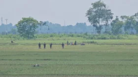 দ্বিতীয় দিনেও শূন্যরেখায় আটকে আছেন বিএসএফের ঠেলে পাঠানো ১০ ব্যক্তি