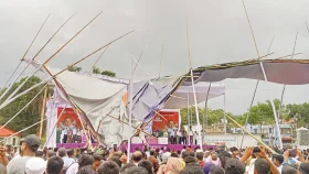 প্রধানমন্ত্রী পৌঁছানোর আগেই বাতাসে ভেঙে পড়লো প্যান্ডেল