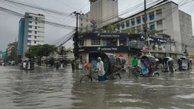 অতি ভারী বৃষ্টিতে জলাবদ্ধ চট্টগ্রাম, দুর্ভোগে নগরবাসী