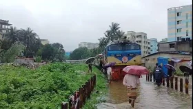 রেললাইনে ৭ ইঞ্চি পানি, বন্ধ চট্টগ্রাম-কক্সবাজার ট্রেন চলাচল