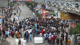 শিক্ষামন্ত্রীর পদত্যাগ দাবিতে সায়েন্সল্যাব মোড় অবরোধ শিক্ষার্থীদের
