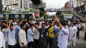 সায়েন্সল্যাব মোড়ে শিক্ষার্থীদের অবরোধে দীর্ঘ যানজট