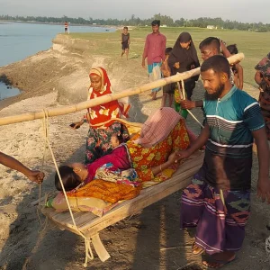ব্রহ্মপুত্রের বুকে চলন্ত নৌকায় কন্যাসন্তানের জন্ম, সুস্থ আছেন মা ও নবজাতক