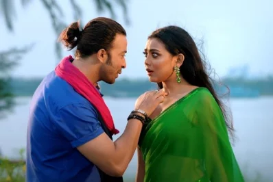 প্রিয়তমা সিনেমার দৃশ্যে শাকিব খানের সঙ্গে ঈধিকা পাল/সংগৃহীত
