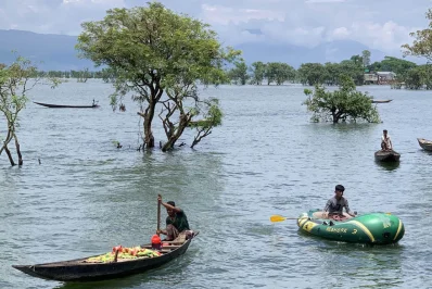 টাঙ্গুয়ার হাওড়ে ঘুরে বেড়াচ্ছেন পর্যটকরা/ফাইল ছবি/ঢাকা ট্রিবিউন