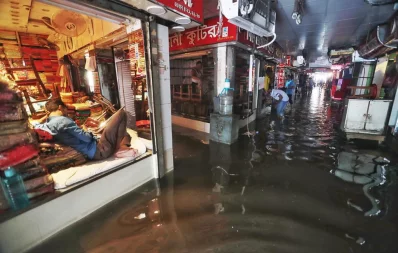 ধানমন্ডি হকার্স মার্কেটে জলাবদ্ধতা/মেহেদি হাসান/ঢাকা ট্রিবিউন