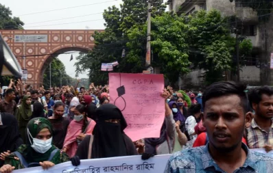ঢাকা বিশ্ববিদ্যালয় এলাকা থেকে মিছিল নিয়ে এসে নীলক্ষেত মোড়ে অবস্থান নিয়ে অবরোধ করেন শিক্ষার্থীরা/ফোকাস বাংলা