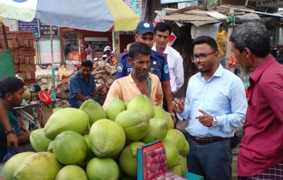 ফরিদপুরে এক ডাব ব্যবসায়ীর সঙ্গে কথা বলছেন ভোক্তা অধিদপ্তরের কর্মকর্তারা/ঢাকা ট্রিবিউন