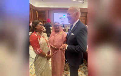 জো বাইডেনকে প্রধানমন্ত্রী শেখ হাসিনার সঙ্গে বেশ হাসিমুখে খোশগল্প করতে দেখা যায়