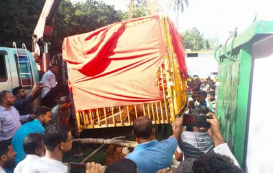 লাল কাপড়ে মোড়ানো লোহার দুটি খাঁচায় করে আনায় হয় রয়েল বেঙ্গল টাইগার দম্পতিকে/ঢাকা ট্রিবিউন