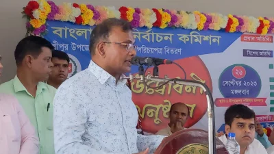 ‌মঙ্গলবার গাজীপুরের শ্রীপুরে স্মার্ট এনআইডি কার্ড বিতরণ অনুষ্ঠানে বক্তব্য রাখেন নির্বাচন কমিশনার আনিছুর রহমান/ঢাকা ট্রিবিউন