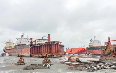 বাংলাদেশের অর্থনীতিতে জাহাজভাঙা শিল্পের বার্ষিক অবদান আনুমানিক দুই বিলিয়ন ডলার/ঢাকা ট্রিবিউন