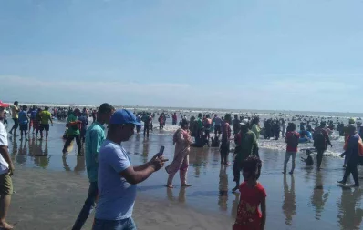 সড়কপথের পাশাপাশি আকাশপথেও কক্সবাজারে এসেছেন পর্যটকরা/ঢাকা ট্রিবিউন