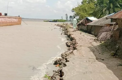 ভাঙন ঝুঁকিতে রয়েছে বিভিন্ন স্থানের বেড়িবাঁধ