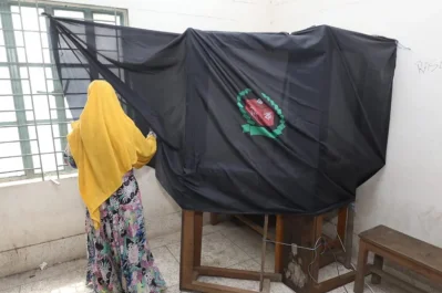 গোপন কক্ষে ভোট দিচ্ছেন এক নারী/ফাইল ছবি/ঢাকা ট্রিবিউন
