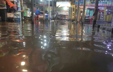 টানা বৃষ্টিতে পানি ঢুকেছে আশুলিয়ার দোকানপাটে। ৬ অক্টোবরের ছবি/ঢাকা ট্রিবিউন