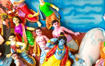 পূজা শুরু হওয়ার আগেই প্রতিমা দেখতে ভিড় করছেন মানুষ/ঢাকা ট্রিবিউন