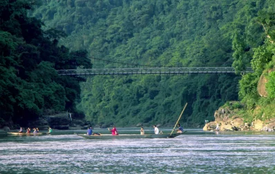 সীমান্তের ওপারে ডাউকি নদীর ওপর থাকা ঝুলন্ত সেতু। সেতুটি দুটি পাহাড়কে যুক্ত করেছে/ইউএনবি
