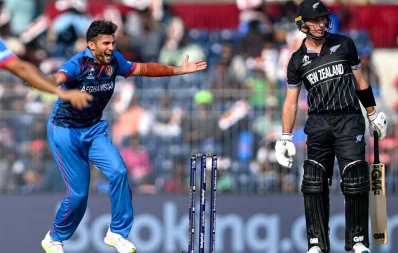 নিউজিল্যান্ডের উইল ইয়ংকে আউট করে আফগানিস্তানের আজমতউল্লাহ ওমারজাইয়ের উল্লাস/এএফপি