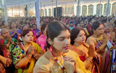 ঢাকায় কুমারী পূজায় অংশ নেওয়া নারীরা/মেহেদি হাসান/ঢাকা ট্রিবিউন