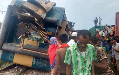 দুর্ঘটনায় উল্টে যাওয়া যাত্রীবাহী ট্রেনের কয়েকটি বগি/সৌজন্য ছবি