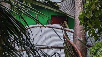 ২৫ অক্টোবর ২০২৩, ঝড়ের কারণে ৪,৭৮৪টি বাড়ি আংশিক ক্ষতিগ্রস্ত হয়/ঢাকা ট্রিবিউন
