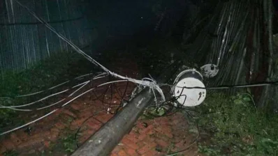 ঝড়ের প্রভাবে বিদ্যুৎ খাত সবচেয়ে বেশি ক্ষতিগ্রস্ত হয়েছে, ২৪ অক্টোবর তোলা ছবি/ঢাকা ট্রিবিউন