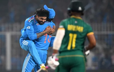 প্রোটিয়া ক্যাপ্টেন টেম্বা বাভুমার উইকেট নেওয়ার পর কোহলিকে জড়িয়ে ধরে রবীন্দ্র জাদেজার উল্লাস/এএফপি