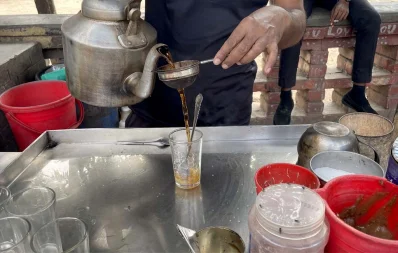 বেশিরভাগ চায়ের দোকানেই মানা হয় না কোনো ধরনের স্বাস্থ্যবিধি/রাব্বি হোসেন/ঢাকা ট্রিবিউন