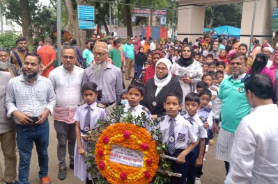 মওলানা আব্দুল হামিদ খান ভাসানীর মাজারে শ্রদ্ধা নিবেদন/ঢাকা ট্রিবিউন