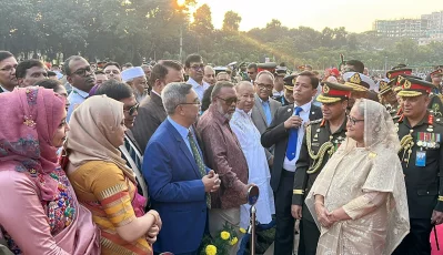 সেনাকুঞ্জে সশস্ত্র বাহিনী দিবসের অনুষ্ঠানে অতিথিদের সঙ্গে কুশল বিনিময় করেন প্রধানমন্ত্রী শেখ হাসিনা/ সংগৃহীত