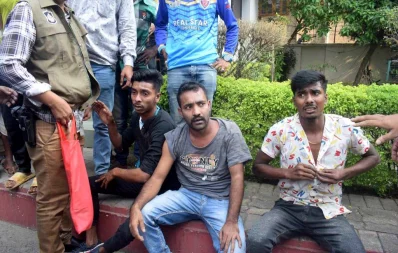 ২৯ নভেম্বর, বুধবার রাজশাহী রেলগেট এলাকায় ককটেল বিস্ফোরণের ঘটনায় তিনজনকে আটক করে পুলিশে দেয় স্থানীয়রা/ঢাকা ট্রিবিউন