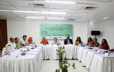 ৫ ডিসেম্বর, মঙ্গলবার ঢাকার কৃষিবিদ ইনস্টিটিউশনে গোলটেবিল বৈঠকে বক্তারা/মেহেদি হাসান/ঢাকা ট্রিবিউন